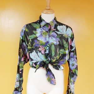 Schiere schwarze metallische hauchzarte Blumenbluse