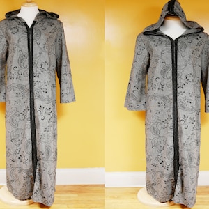 Vestido kaftan longo com estampa paisley cinza com capuz e comprimento até o chão