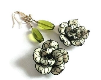 Boucles d'oreilles fleurs, Boucles d'oreilles pendantes fleurs noires et blanches, Cadeau fête des Mères, Fleurs de la Saint-Valentin, Bijoux fleurs en pâte polymère