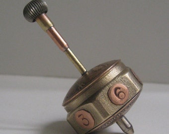 British WWI Penny Brass & Copper Handcrafted Trench Art Style Spinning Dice Teetotum With Secret Compartment