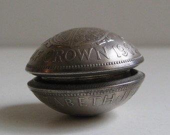 British 2/6 Half Crown Deeply Domed Coin Pill Box / Keepsake / Stash Box / Snuff Box Handcrafted In Trench Art Style
