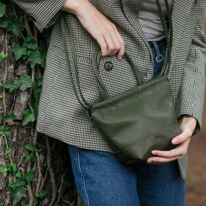 Leder Bucket Mini Bag in Grün, Mini Leder Crossbody Bag, Bucket Bag Leder Muster, echte Leder Crossbody Bag