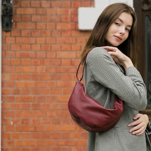 Peny Bag aus weinrotem Leder, Bananen-Schultertasche für Frauen, kleine Umhängetasche, minimale Schultertasche, Geburtstagsgeschenk