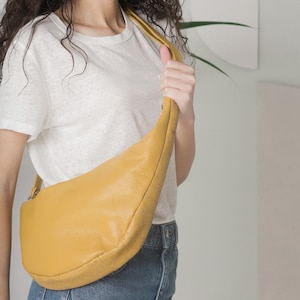 Crossbody-Bananentasche aus ockerfarbenem Leder, Umhängetasche für Frauen, kleine Crossbody-Tasche, minimale Crossbody-Tasche