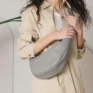 Leder Bananentasche in grau Leder Umhängetasche, Crossbody Bag, Bauchtasche von ophelia Bags