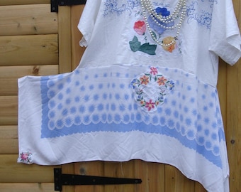 LAGENLOOK TUNIKA TOP X Drapierte Seiten Hi Lo Saum Umgearbeitet Vintage Tischdecke Bestickt Size L