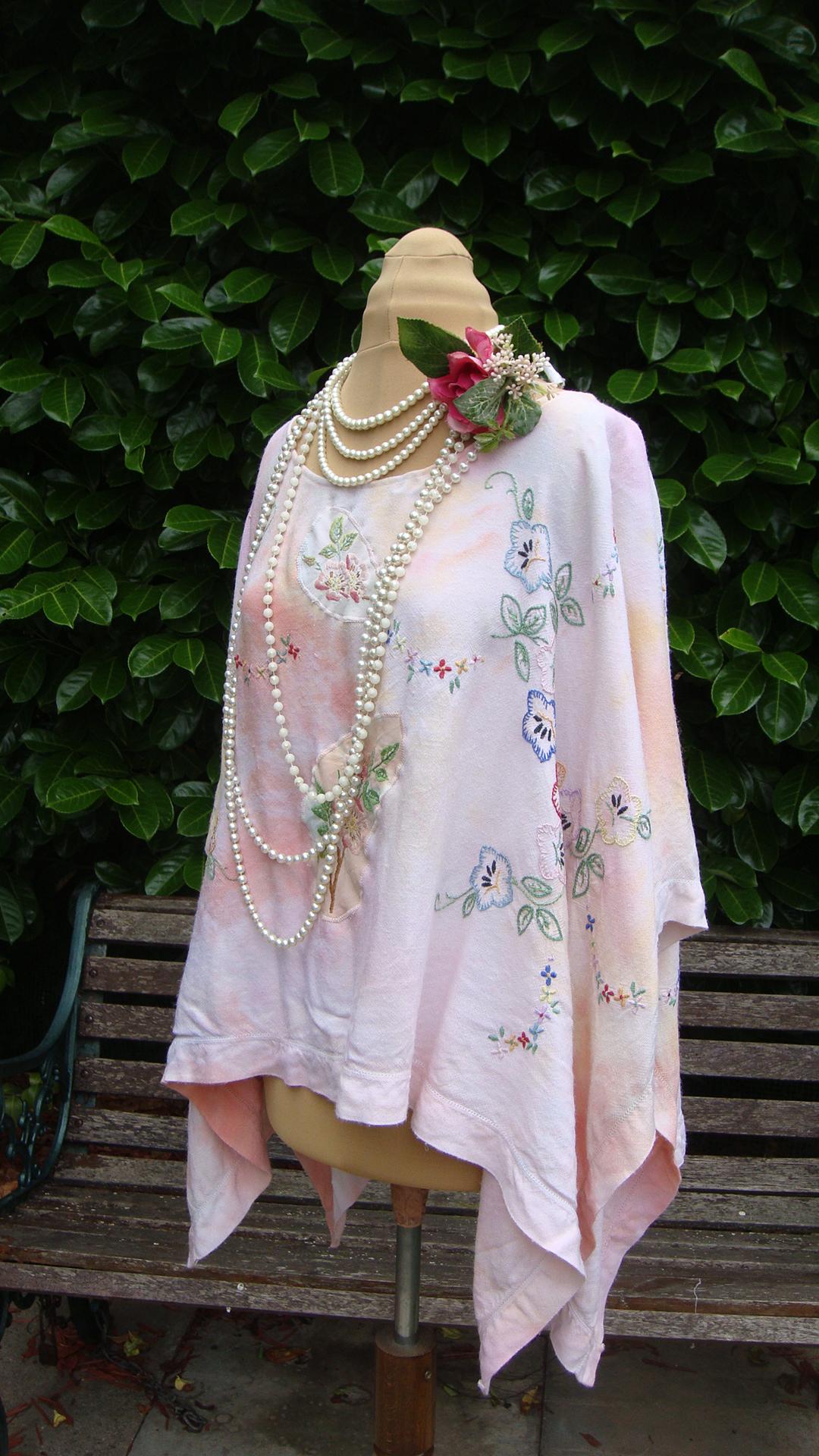 刺繍入り花柄ポンチョ：ヴィンテージテーブルクロスのリメイク 