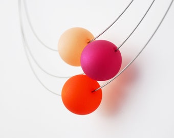 Polariskette pink orange pfirsich Trendfarbe 2024 Peach Fuzz für einen modischen Akzent Halskette Kette mit großen Perlen Sommerfarbe