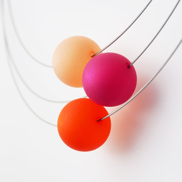 Polariskette pink orange pfirsich Trendfarbe 2024 Peach Fuzz für einen modischen Akzent Halskette Kette mit großen Perlen Sommerfarbe