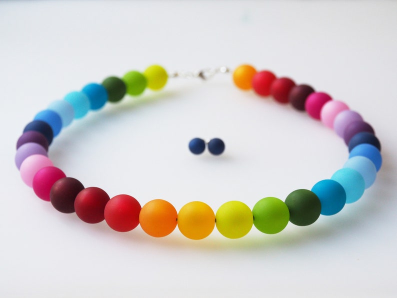 Puede incluir: Un collar de color arco&iacute;ris hecho de cuentas de vidrio esmerilado. El collar viene acompa&ntilde;ado de pendientes a juego.