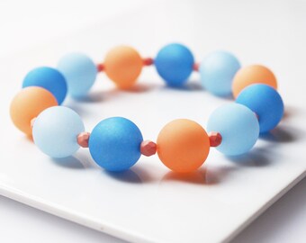 Flexibles Polarisarmband in blau pfirsich Trendfarbe 2024 Peach Fuzz für einen modischen Akzent Armband Sommerfarbe