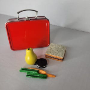 Original American Girl Mollys Schule Lunch Metall Red Latching Lunchbox mit Essen Spielset | Selten | Auslaufmodell | Komplett