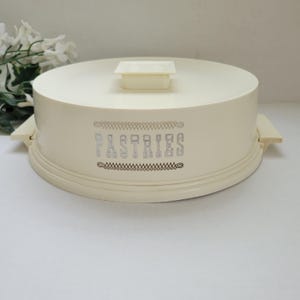 Travel cake carrier