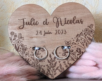 Personalized wooden wedding ring holder in the shape of a heart, keep a souvenir of your wedding!