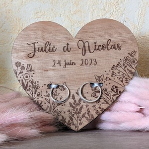 Personalized wooden wedding ring holder in the shape of a heart, keep a souvenir of your wedding!