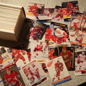200 cartes de hockey différentes des Red Wings de Detroit LIVRAISON GRATUITE !