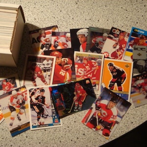 200 cartes de hockey différentes des Flames de Calgary LIVRAISON GRATUITE !