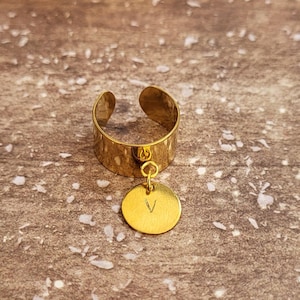 Bague personnalisable dorée, bague initiale, bague acier inoxydable, bague lettre estampée, bague ajustable femme, bague breloque pour ado