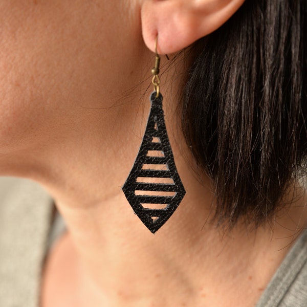 Boucles d’oreilles pendantes en cuir noir géométriques pour femmes à moins de 25 dollars