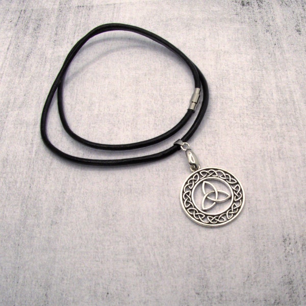 Collier Triquetra, collier celte noir et argent, idée de cadeau pour homme , bijoux viking unisexe