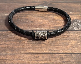 Bracelet en cuir noir Viking Rune Bracelet avec perle bijoux fait main avec amulette rune nordique