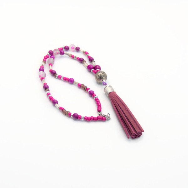 Collier long perles et pompon cuir couleur rose framboise, idée cadeau pour la fete des meres à moins de 50 euros