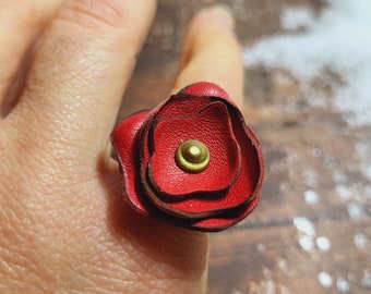 Bague fleur rouge artisanale,bague en cuir femme, bijoux fait main en France pour elle, idée cadeau pour mamie