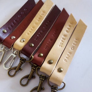 Personalisierter Schlüsselanhänger aus Leder, gravierter Schlüsselanhänger mit Aufdruck, Schlüsselanhänger aus Leder, Geschenkidee für Papa für weniger als 20 Euro