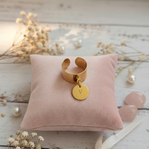 Bague personnalisable dorée en acier inoxydable et pampille :  estampée avec initiale
