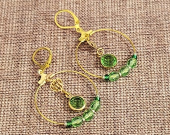 Boucles d'oreilles créoles vertes et dorées, creoles avec perles Swarovski, bijoux faits main en FRance