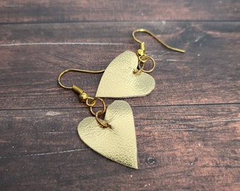 Boucles d'oreilles en cuir or, Boucles d'oreilles forme coeur, bijoux faits main en France, idée cadeau pour ma filleule