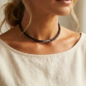 Collier ras de cou en cuir perle celte fleur, bijou minimaliste femme, idée cadeau pour elle