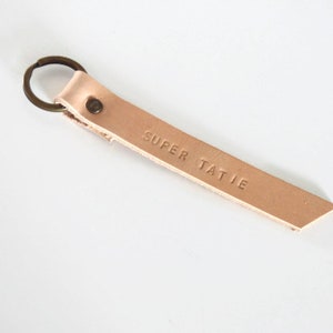 Porte-clés en cuir personnalisé, cadeau unique fait à la main avec le nom ou le texte de votre choix, accessoire unisexe max 20 euros Beige