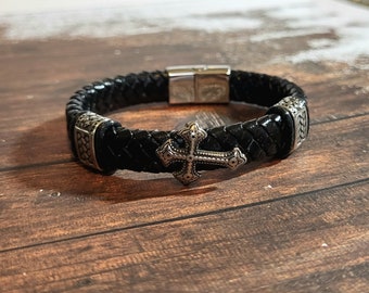 Bracelet croix acier et cuir, bijoux haut de gamme luxe pour homme, bracelet gothique rock, idée cadeau pour l'anniveeeersaire de papa