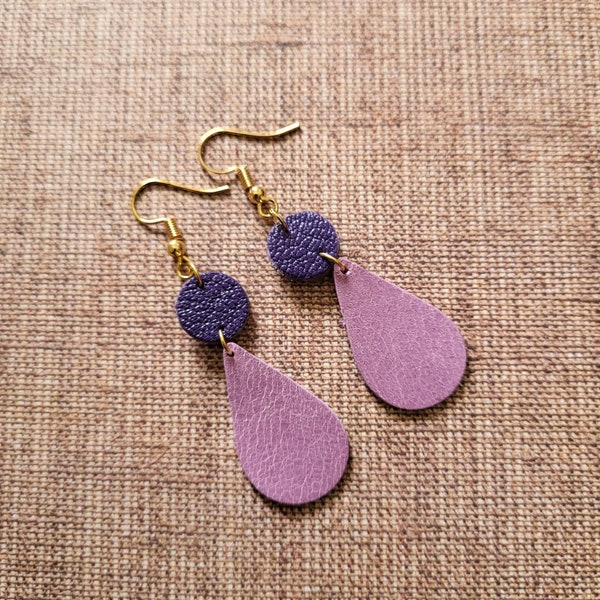Boucles d'oreilles pendantes en cuir, boucles d'oreilles violettes en forme de larme, boucles d'oreilles modernes, idée cadeau pour maman