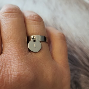 Anillo con inicial, anillo de plata personalizado, anillo con letra estampada, anillo ajustable para mujer, anillo con dije de plata