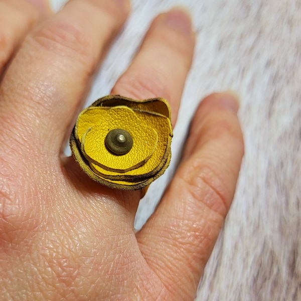 Bague fleur jaune,bague en cuir femme,bijoux fait main en France pour elle, idée cadeau pour mamie