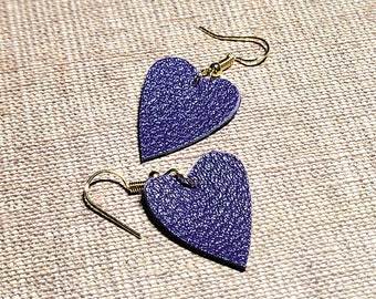 Boucles d'oreilles cuir coeur et plaqué or , Boucles d'oreilles cuir violet, bijoux faits main en France, idée cadeau pour maman