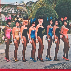 Increíble 1966 Playboy Club Jamaica Souvenir Photo Advertising Postal - Pin Up Bunny Line Up