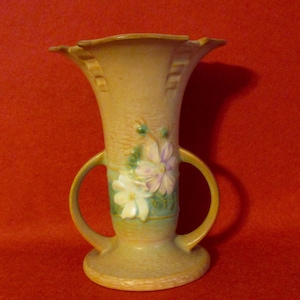 Beautiful 1940&#39;s Roseville Art Pottery Cosmos Vase #947-6&quot;