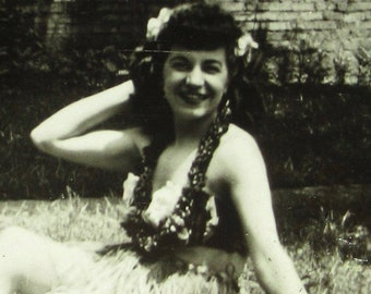 Original 1940's Sexy Hawaiian Hula Girl Grass Skirt Snapshot Photo