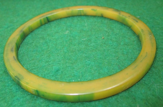 Vintage 1940's Yellow Green Marble Bakelite Bangl… - image 1