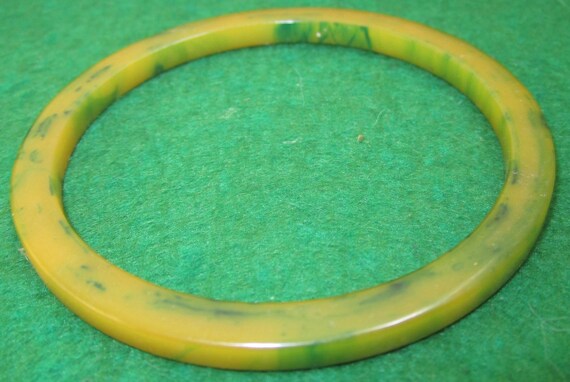 Vintage 1940's Yellow Green Marble Bakelite Bangl… - image 2