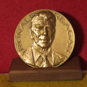 Original 1981 President Ronald Reagan High Relief Inaugural Bronze Medal Paperweight By Fraughton In Original Box