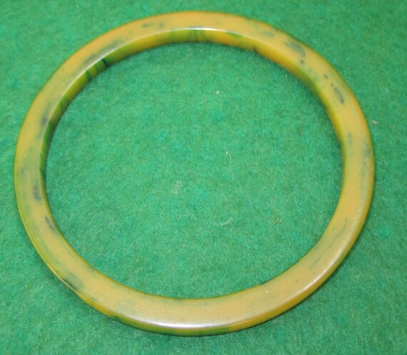 Vintage 1940's Yellow Green Marble Bakelite Bangl… - image 3