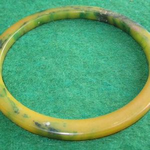Vintage 1940s Bakelite Bangle Bracelet: Yellow Green Marble