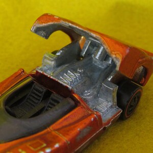 Hot Wheels Vintage 1968 McLaren M6A Grand Prix - Orange/Jaune, Moteur Ouvrant