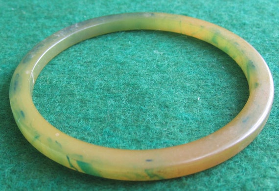 Vintage 1940's Yellow Green Bakelite Bangle Brace… - image 2