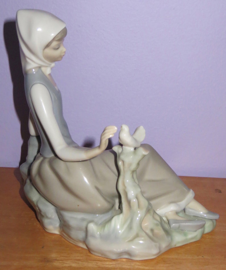 Lladro Shepherd/'s Girl with Dove with Lace Runner