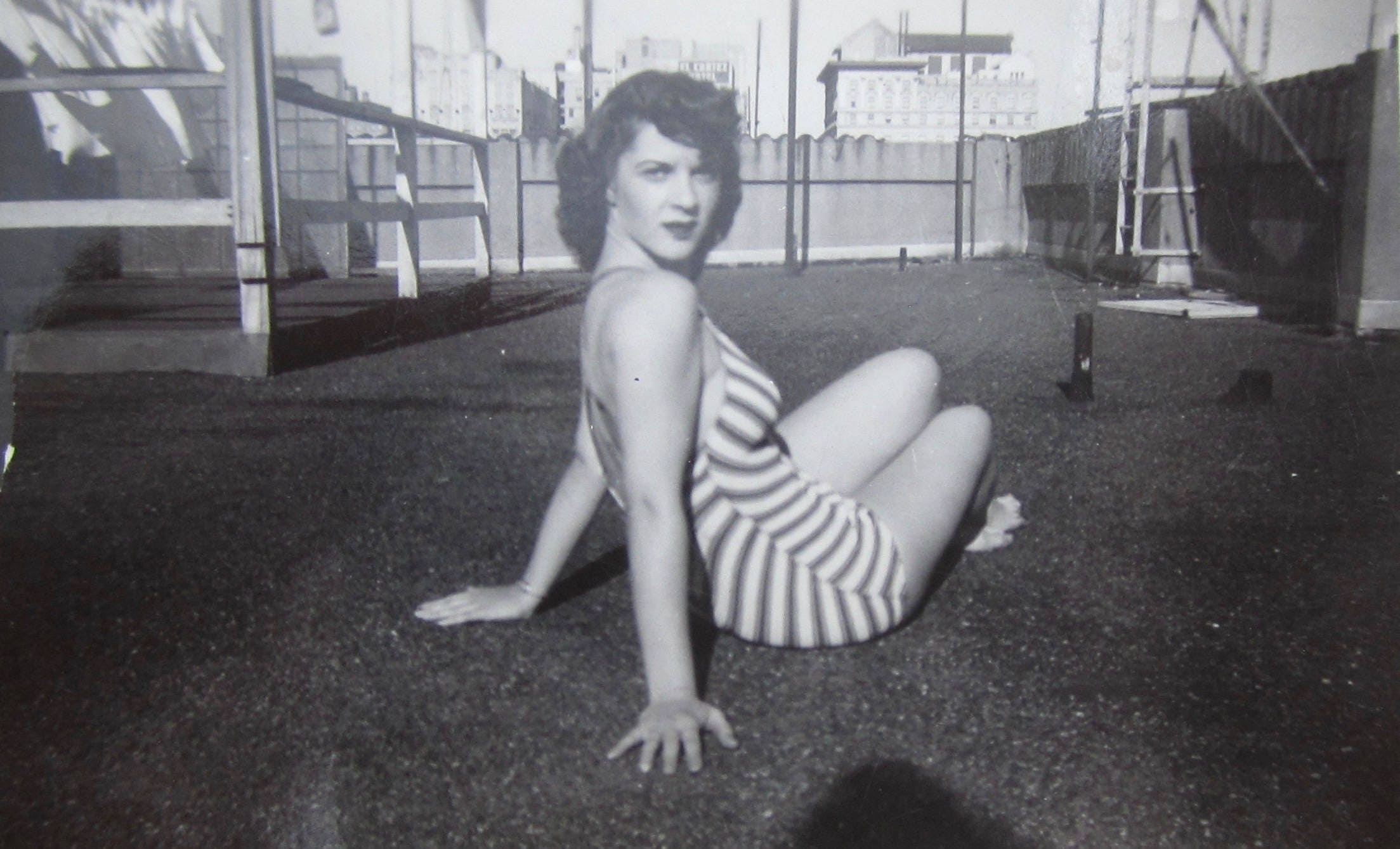 Hubba Hubba Original 1950s Sexy Busty Woman Bathing pic picture image